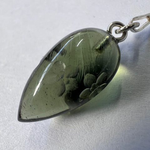 Beautiful Green Pendulum (1.7g) Forget-Me-Not Motif